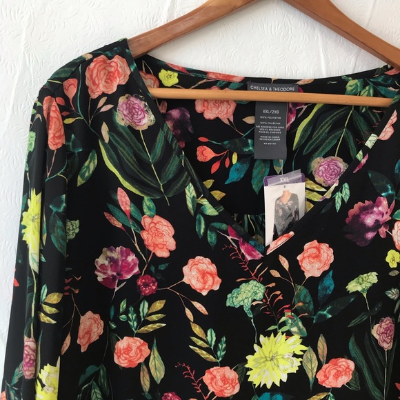 Chelsea & Theodore Black Painterly Floral Top - Picture 2 of 12